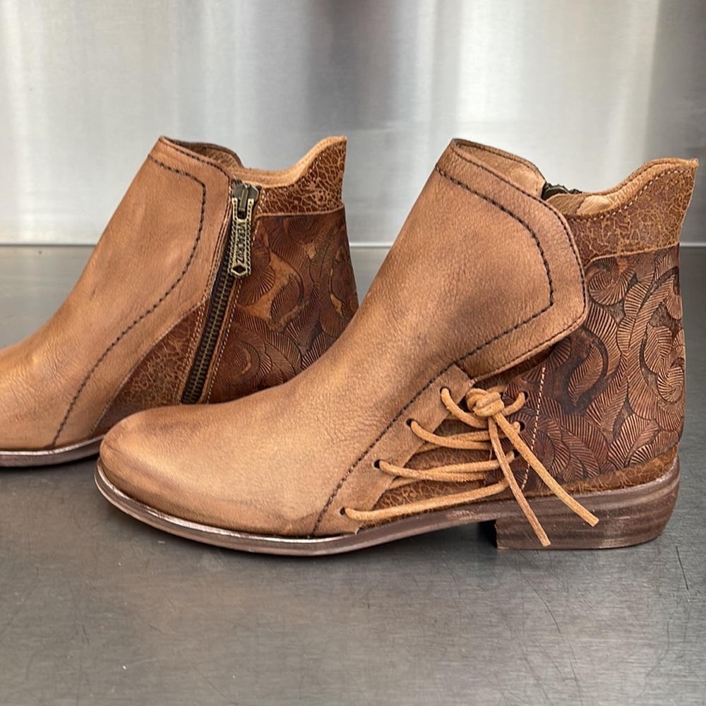 VERA CRUZ Salt of the earth boots. New in box from Sundance.